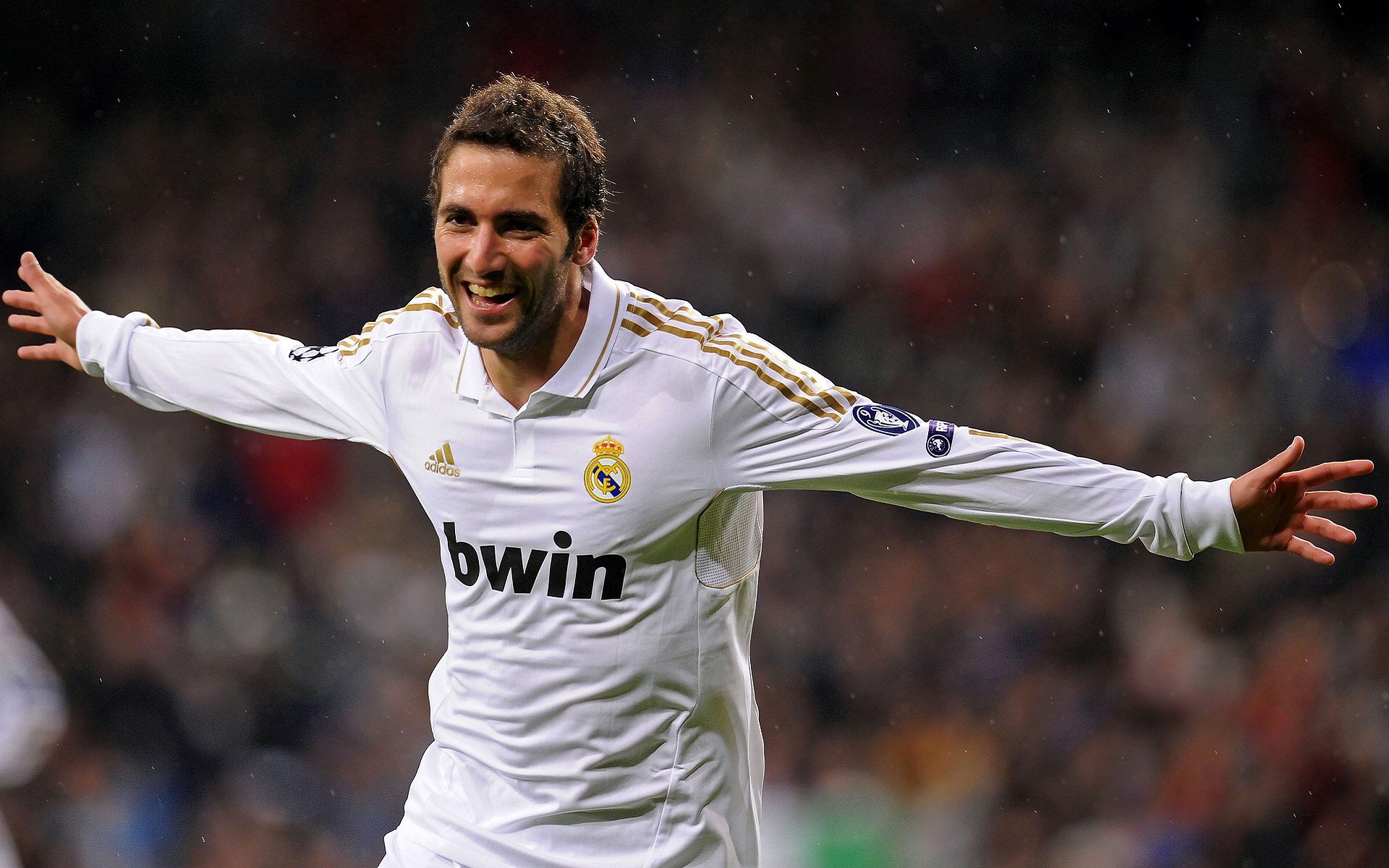 库里复出迎爆发，泰山主场险胜武汉三镇，40连胜传奇继续上演